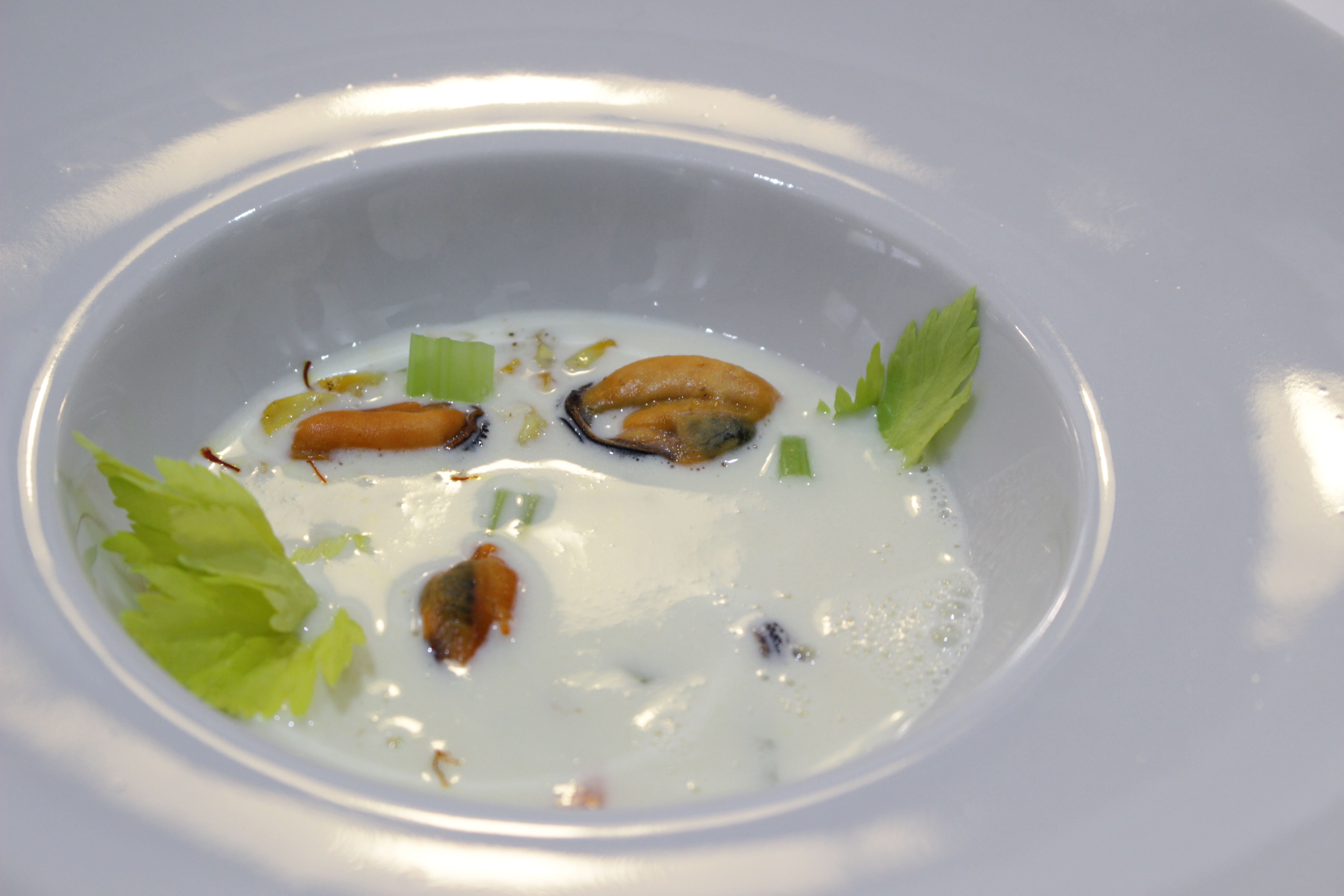 Crema de jugo de mejillones y verduras, Arroz de butifarra con erizos, Souflé de kiwi y fruta de la pasión