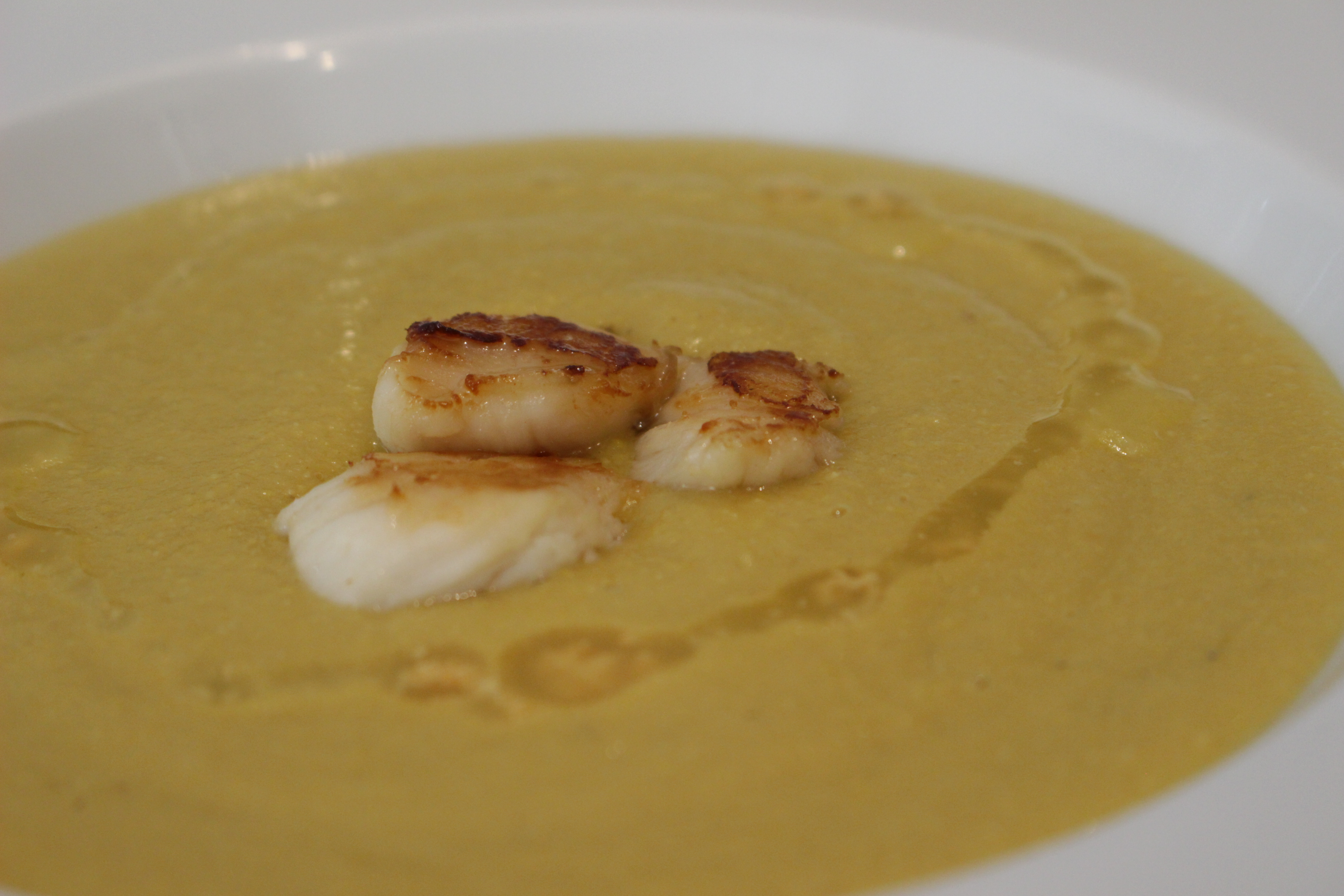 Crema de maíz con vieira, Lomo de cerdo a la sal con patatas Hasselback y salsa cremosa PX, Bizcocho de limón con su glaseado