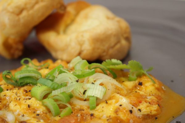 Huevos revueltos picantes, Fricandó de espaldilla de ternera con setas, Pastel especiado al estilo oriental